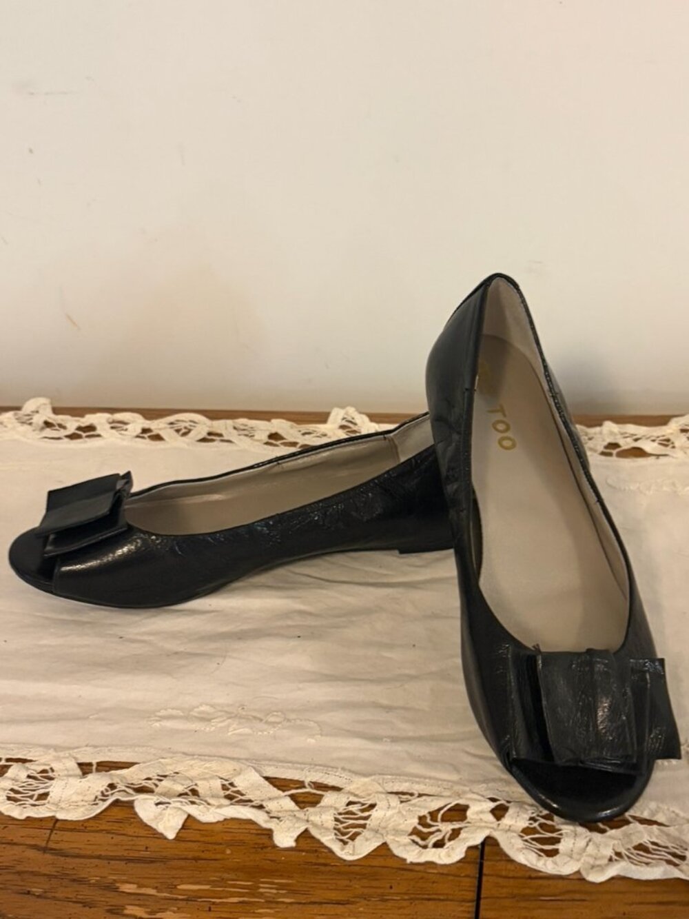 Me Too Women's Size 7.5 Leather Ballet Flat with Top Ruffle. Black